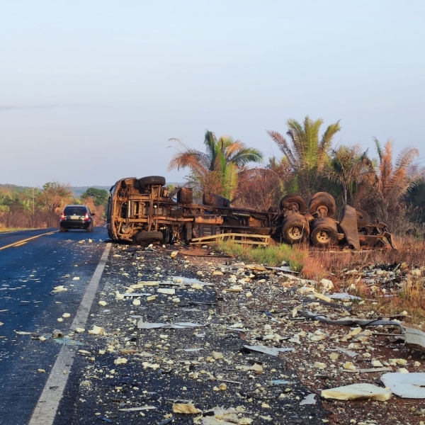 MARANHÃO - COLISÃO DEIXA CAMINHONEIRO FERIDO NA BR-316