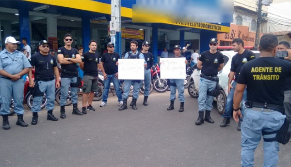 Agentes de trânsito interditam rua em protesto após morte de colega