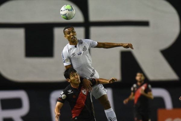Com golaço de Chico, Atlético-GO vence na Vila e quebra série invicta do Santos