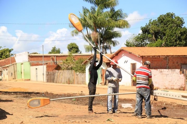 Avenida Ribamar Fiquene Recebe Iluminação
