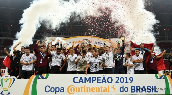 É campeão! Com golaço no fim, Athletico-PR bate o Inter e ganha a Copa do Brasil pela primeira vez