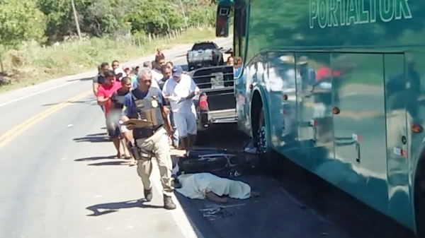 Três pessoas morrem em colisão entre moto e ônibus na BR-222