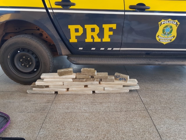 Passageira de ônibus interestadual é presa pela PRF transportando 24 Kg de maconha, em Peritoró/MA