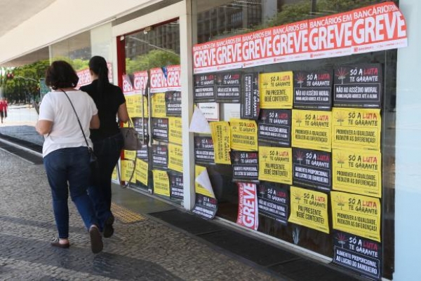 Greve dos bancários completa 30 dias; mais de 50% das agências estão fechadas