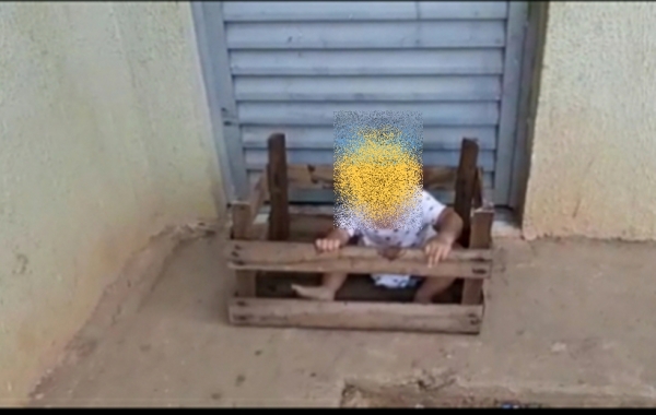 AÇAILÂNDIA URGENTE - Criança é abandonada pela mãe em porta de residência no Jardim Aulidia