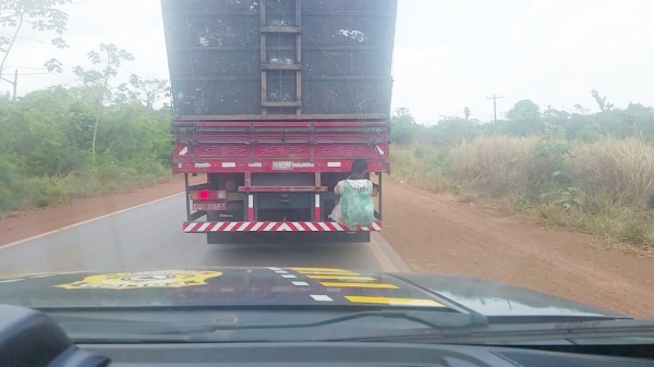 AÇAILÂNDIA - Andarilho é flagrado pegando carona no para-choque de um caminhão na BR 222