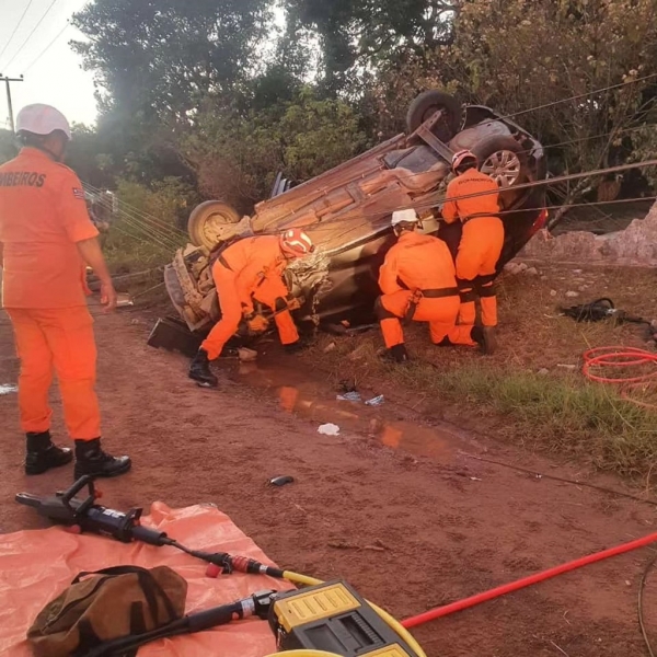 CARRO CAPOTA E DEIXA UMA PESSOA MORTA E TRÊS FERIDAS 