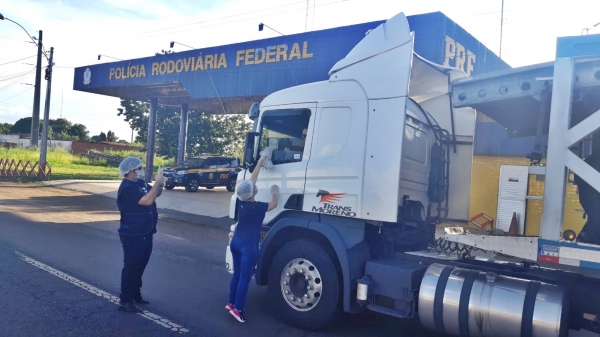 PRF e grupo evangélico realizam ação de apoio aos caminhoneiros na BR 010, em Porto Franco/MA