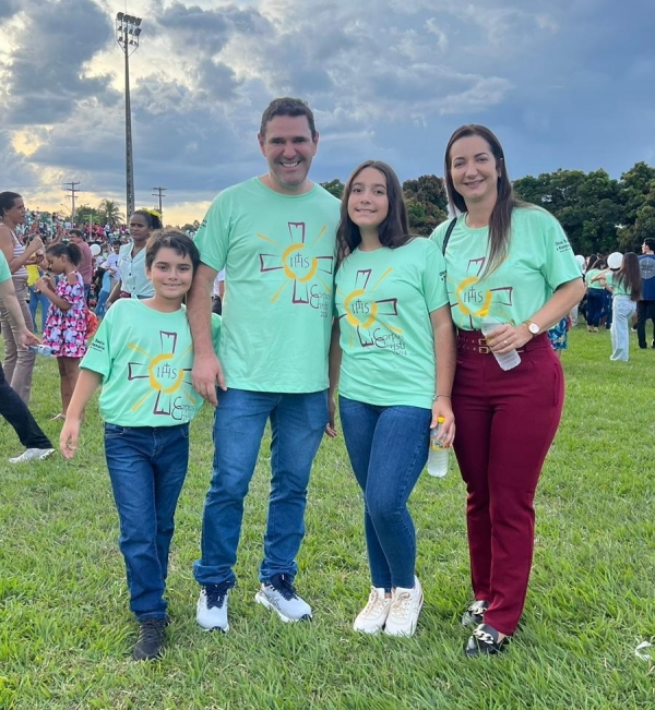 DEPUTADO FEDERAL DR. BENJAMIM E FAMÍLIA PARTICIPAM DE CELEBRAÇÃO DE CORPUS CHRISTI EM AÇAILÂNDIA