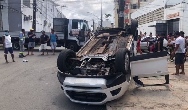 Acidente entre carro e caminhão deixa criança de cinco anos ferida em São Luís