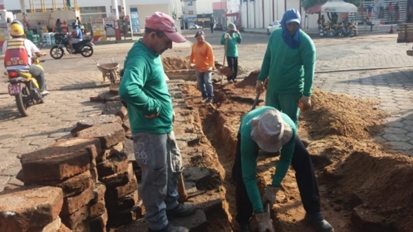 Prefeitura limpa rede de esgoto e substitui encanação de PVC por manilhas de concreto, no centro de Açailândia