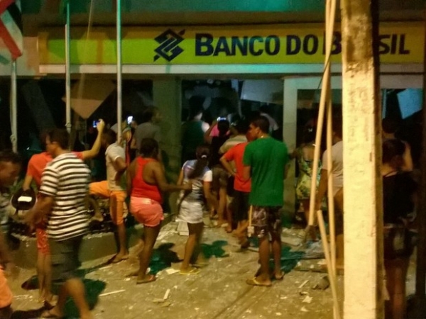Grupo explode banco e mulher morre durante troca de tiro em Colinas