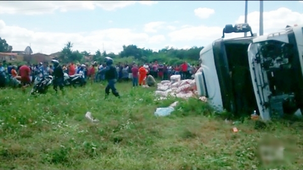 PM e PRF evitam roubo de carga após acidente com carreta no MA