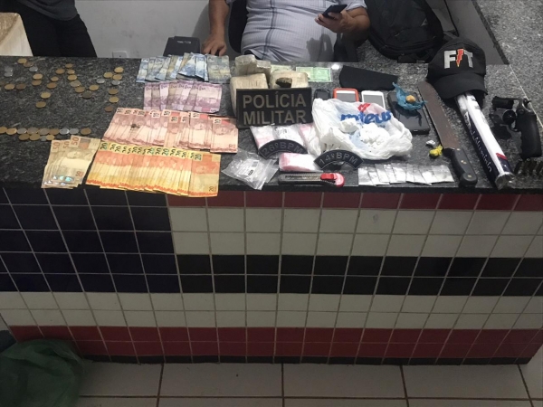 AÇAILÂNDIA: Operação cidade segura prende Homem com Armas, Drogas e outros objetos no Pequia