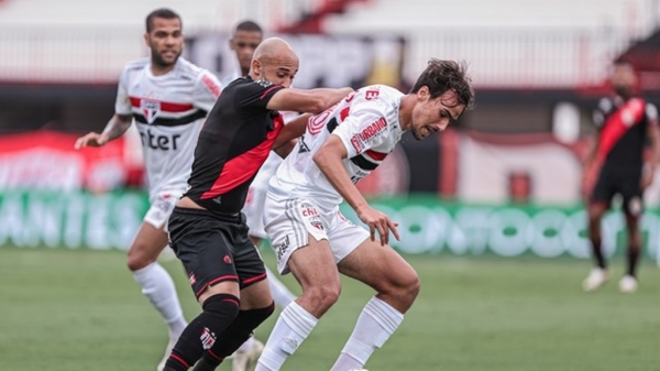 São Paulo perde para o Atlético-GO, piora a crise e se afasta da luta pelo título