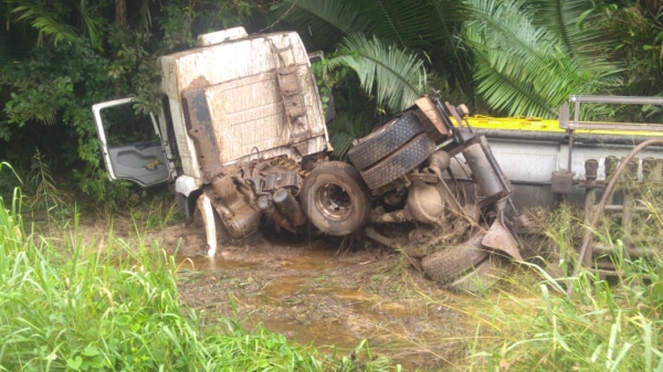 Acidente envolvendo três veículos de carga provoca derramamento de óleo na BR 316