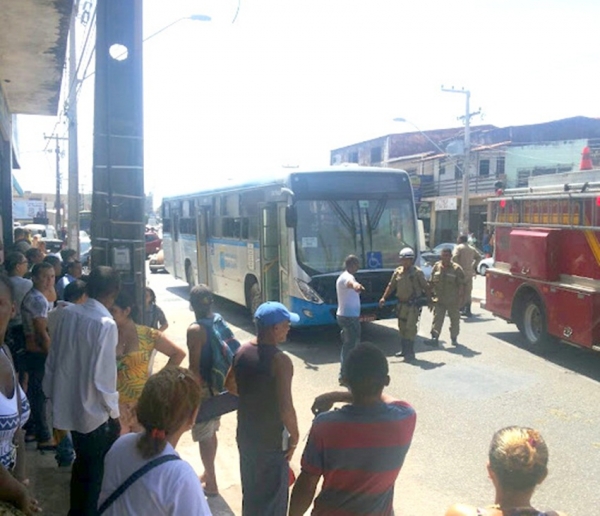 Vídeo: Bandidos ateiam fogo em ônibus em São Luís