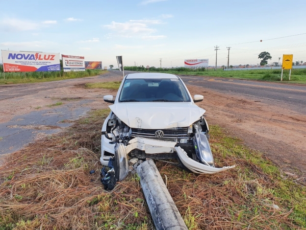 Automóvel sai de pista e derruba poste na BR 010