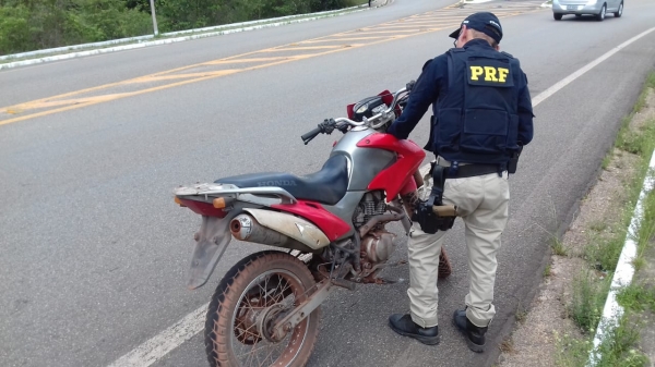 PRF recupera motocicleta com ocorrência de roubo, na BR-402/MA