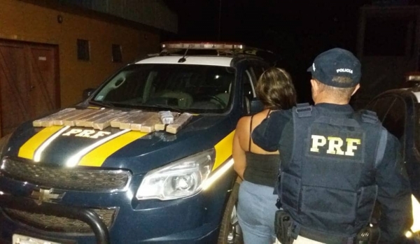 Passageira de ônibus é presa com 13,5 kg de maconha