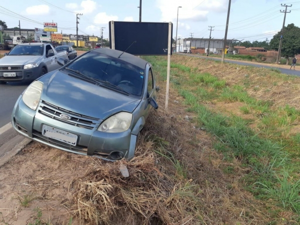 Condutor alcoolizado sai de pista e colide com placa de sinalização