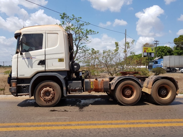 Carreta derrama óleo na BR-10 e provoca queda de motociclistas