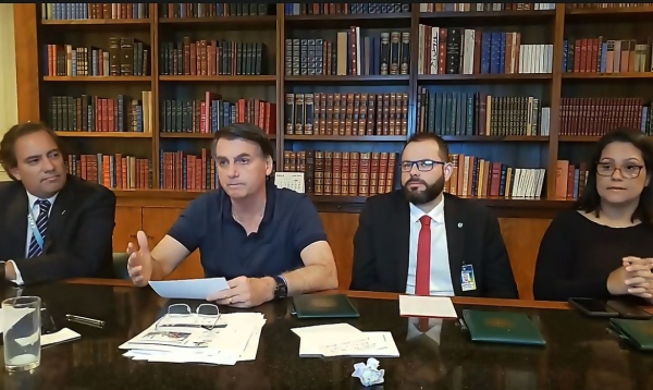 Bolsonaro analisa três nomes e prevê evangélico para STF