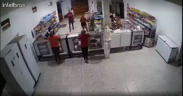 VÍDEO: CÂMERA FLAGRA ASSALTO A PADARIA E CLIENTE É AGREDIDO NO SÃO CRISTÓVÃO, EM SÃO LUÍS