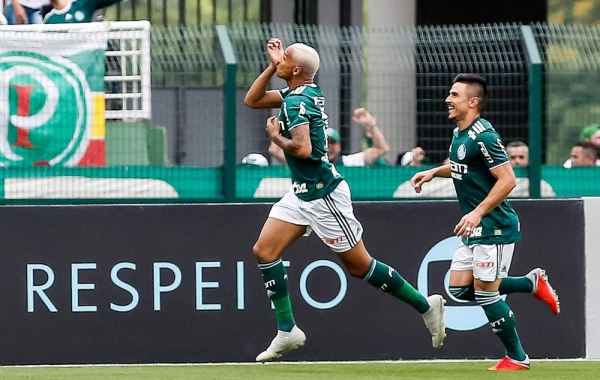 Deyverson faz dois gols no Grêmio e mantém o Palmeiras na liderança isolada do Brasileirão