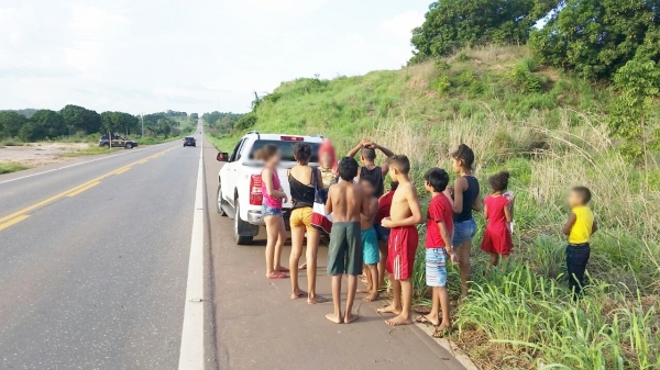 Crianças são transportadas em carroceria de caminhonete