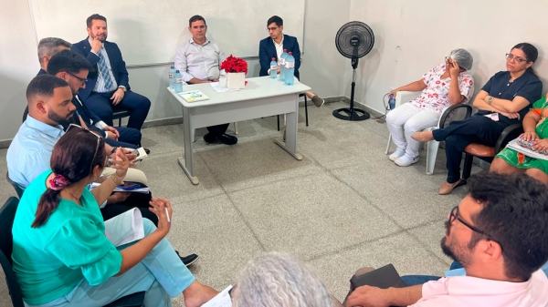 PREFEITO DE AÇAILÂNDIA SE REÚNE COM PROMOTOR DE JUSTIÇA E SECRETÁRIOS PARA DEBATER AÇÕES QUE BENEFICIEM A COMUNIDADE