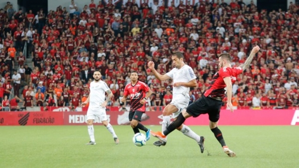 No adeus à torcida, Marco Ruben dá a vitória ao Athletico-PR sobre o Santos
