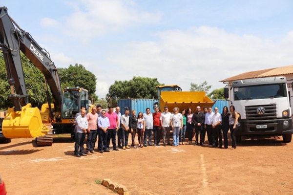 AÇAILÂNDIA – Município recebe máquinas doadas pelo senador Roberto Rocha 