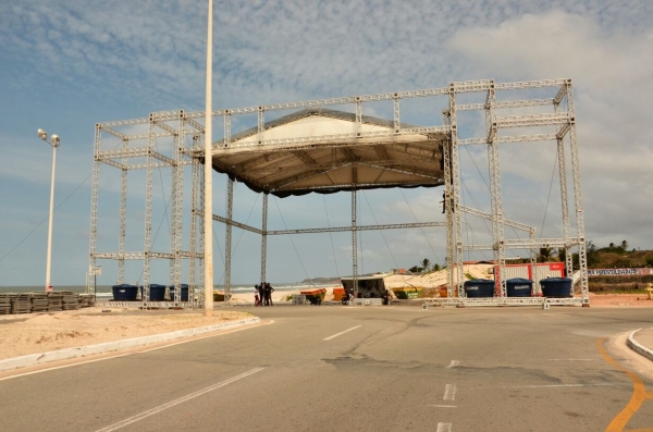Palco do Réveillon de Todos 2018 começa a ser montado na Avenida Litorânea