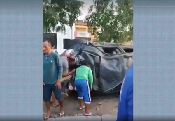 CARRO CAPOTA APÓS COLISÃO E DEIXA DUAS PESSOAS FERIDAS, EM SANTA INÊS