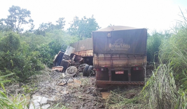Motorista morre preso às ferragens após carreta sair da pista e tombar na BR-230