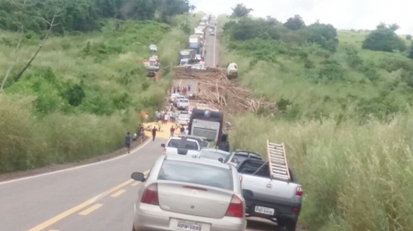 AÇAILÂNDIA - Após quatro horas de interdição, BR-010 é liberada