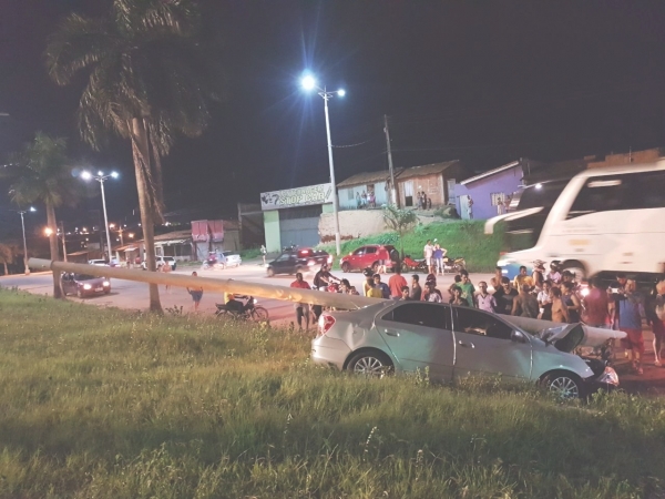 AÇAILÂNDIA - Motorista perde o controle na BR -222 sai da pista e bate em poste 