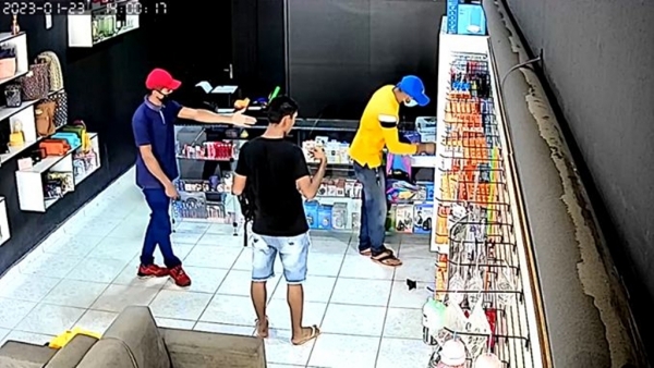 SÃO FRANCISCO DO BREJÃO: Dois homens assaltam loja de celulares no centro da cidade 