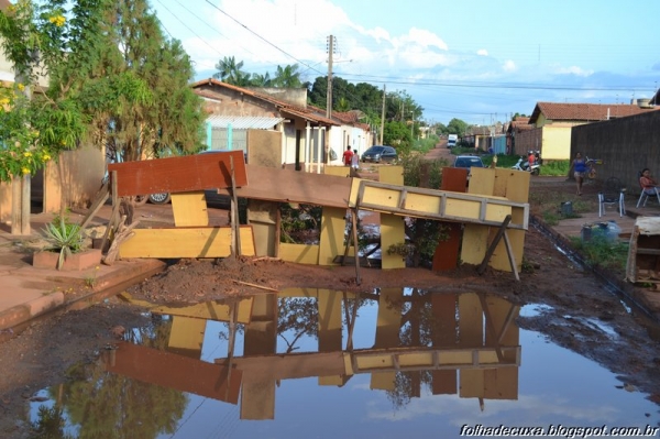 AÇAILÂNDIA - Moradores da Vila Bom Jardim interditam a Rua Roseno Teixeira e reivindicam melhorias.