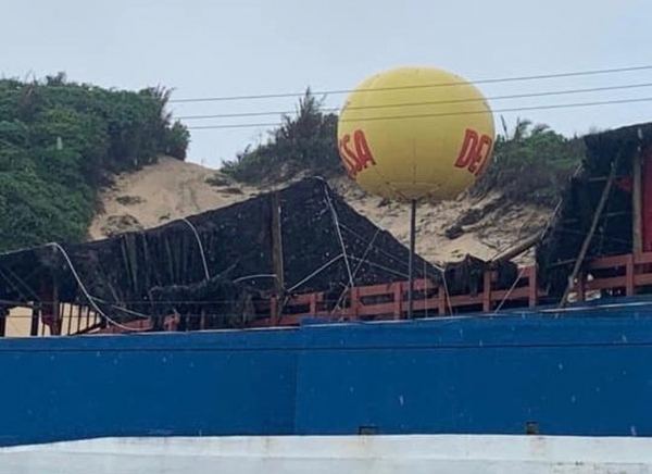 Teto de casa de shows desaba na Avenida Litorânea em São Luís