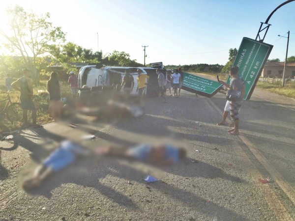 Três mortos e seis feridos em capotamento de caminhonete na BR-402/MA