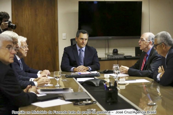 Parente: governo não considera mudar política de preços da Petrobras