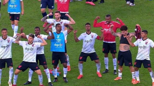 Deu Furacão! Santos pega dois pênaltis, e Athletico-PR elimina o Flamengo diante de quase 70 mil flamenguistas