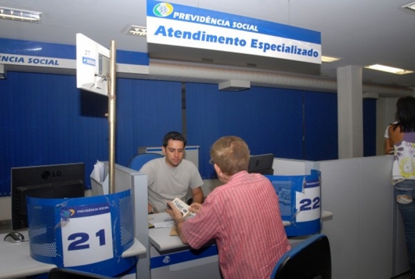 Idade mínima para aposentadoria divide especialistas e centrais sindicais