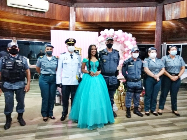 AÇAILÂNDIA - Policiais Militares do 26° BPM realizam festa de 15 anos para jovem que sonha em ser PM