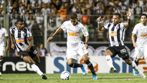 Atlético-MG vence o Corinthians e garante permanência na Série A do Brasileirão