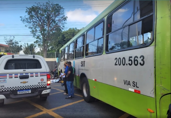 MOTOCICLISTA MORRE APÓS SER ATROPELADO POR ÔNIBUS, NO BAIRRO FILIPINHO, EM SÃO LUÍS