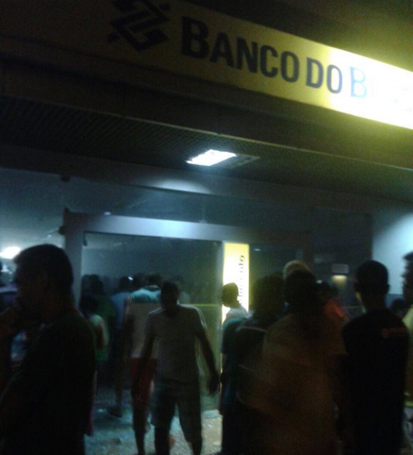 Bandidos explodem banco e fazem reféns em Santa Luzia do Tide, MA