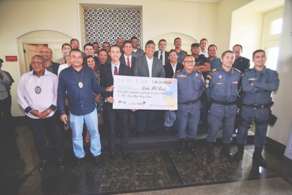 Policiais que ajudaram a apreender mais de 1.700 armas em 2017 são premiados no Maranhão